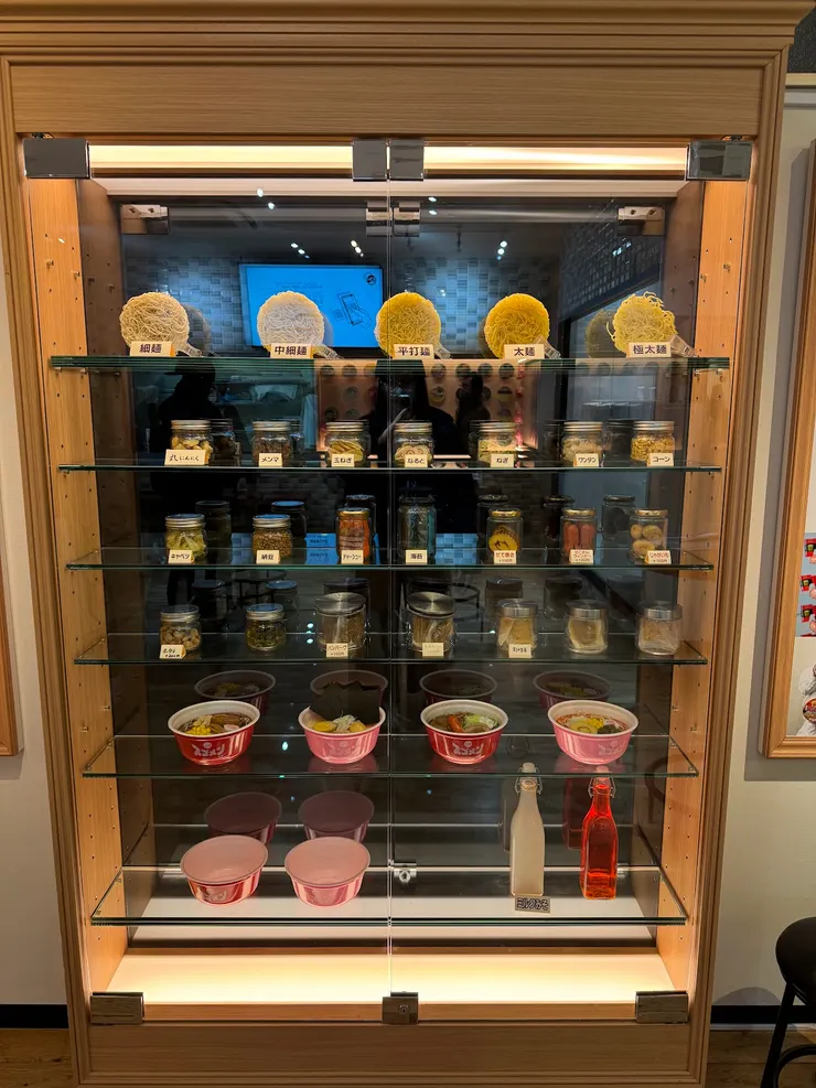 這個展示櫃是讓你選擇想要加的麵條、配料等。