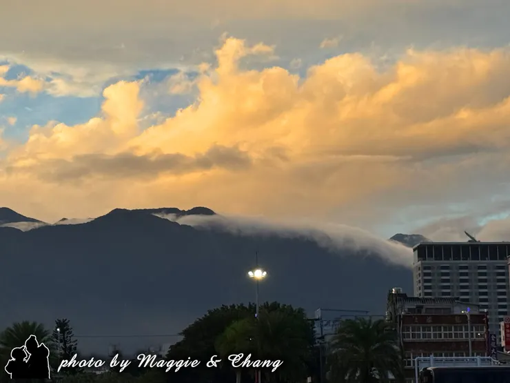 遠方山頭雲海正靜靜流動
