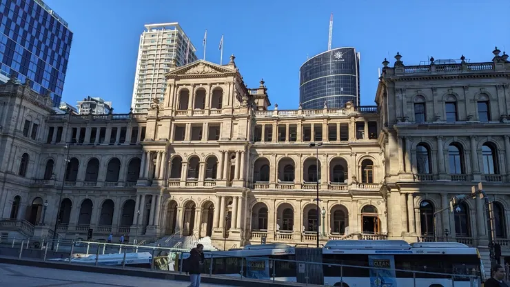 此建築為布里斯本就賭場,後方是2024年底開幕的新賭場。