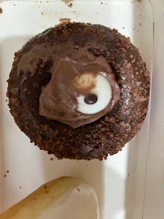 雖然有思考過買進的理由,看起來也都很合理,但有沒有一次買進三件衣服的必要呢?一次買入很爽快,但也因此支出了一些費用。這些額外的費用勢必會影響到該月的支出,雖然可以用編列預算的方式,將購衣費用和每月經常性支出分開來看,但錢的特性是購買物品後就難以再換回金錢的。