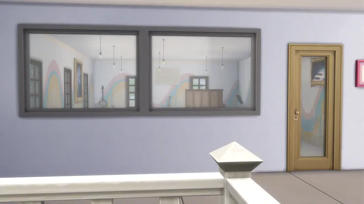 校長會透過這些大窗觀察上課的情形。