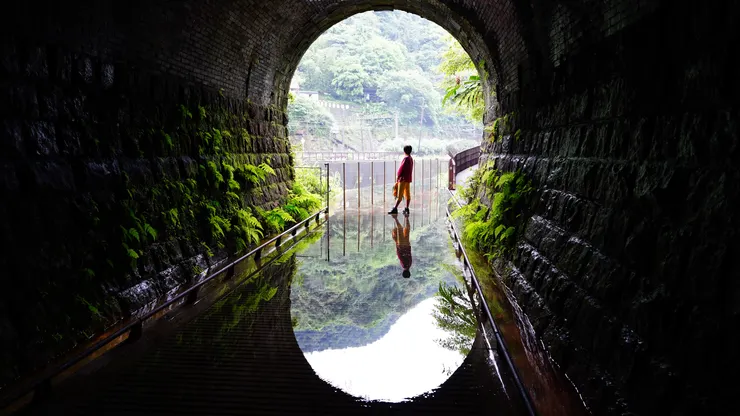 沒有漣漪的積水鏡面
