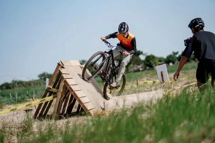 多多騎木板，一次成功！帥啦！