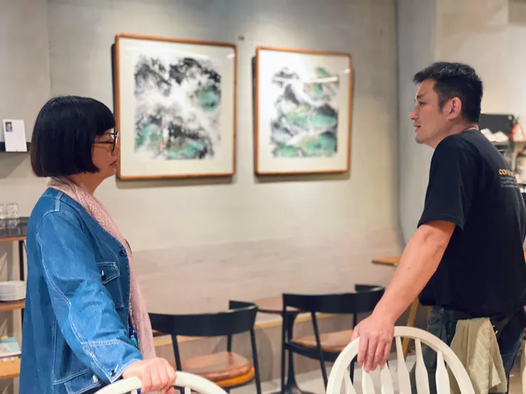《山澗松峰》能在東勢在地的咖啡空間展出,像夢一樣。