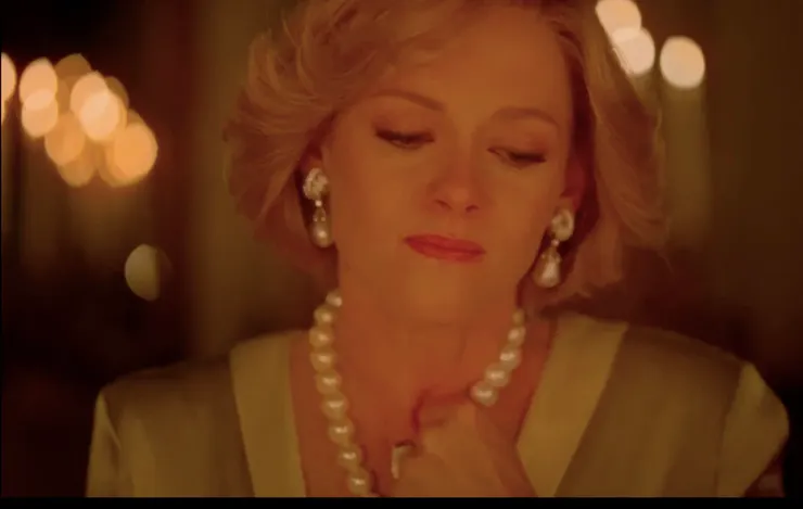 黛安娜在想像中，即將扯斷珍珠項鍊的一刻