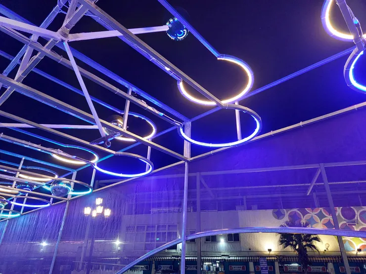 金屬球上擺 / 資料來源：我自己