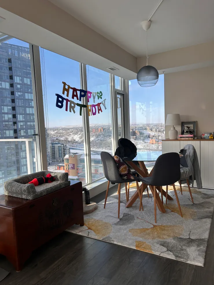 牆上的HAPPY BIRTHDAY