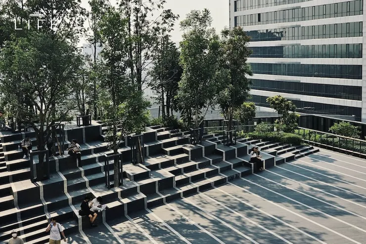 圖片取自 The Standard – 20 อาคารในกรุงเทพฯ ที่แค่เดินเข้าไปก็ได้สัมผัสกับธรรมชาติ!