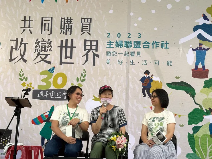 ▲2023年6月洪箱出席主婦聯盟合作社共同購買30周年園遊會，雖已病重，但她仍堅持要來見老朋友，並以資深農友代表祝福大家。