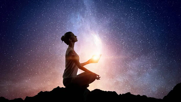 我們潛意識裡對於這具會老、會死、會痛的碳基身體有一種深層的厭惡。在追求「永恆靈魂」的路徑中,身體被誤視為沉重的累贅。 修行人常說「我不是這個身體」,這句話本是真理,但被誤用來否定生理需求。