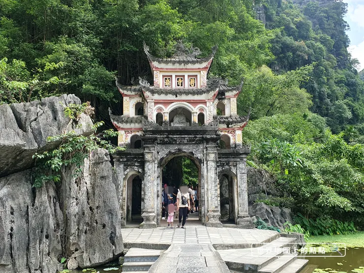 碧洞古廟山下大門