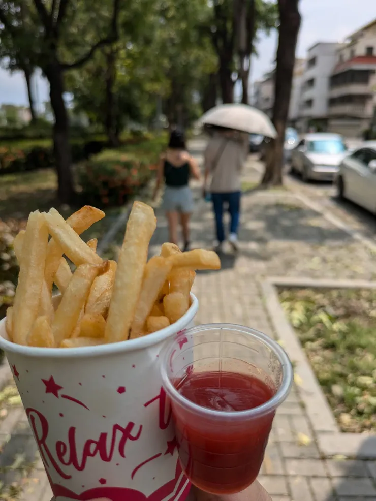 / 這個伯伯賣得薯條這樣裝 超可愛欸！ /