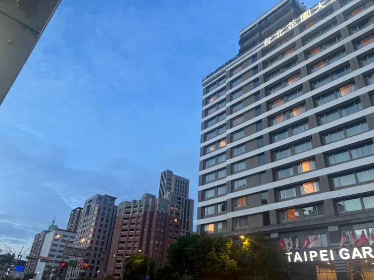 在公車站隨便拍拍的天空