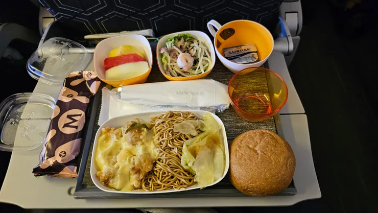 這是鹹蛋黃雞肉麵飛機餐!左邊是還沒打開的巧克力雪糕!