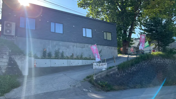 若從車站過去，入口在斜坡上。