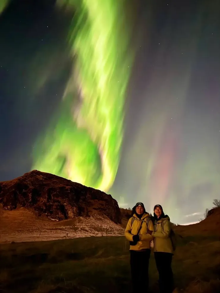 第一次親眼看到極光，一道道綠光在空中翻騰，像是天空在為我們表演。 我們靜靜地站著，只想把這幸福的一刻好好記住。