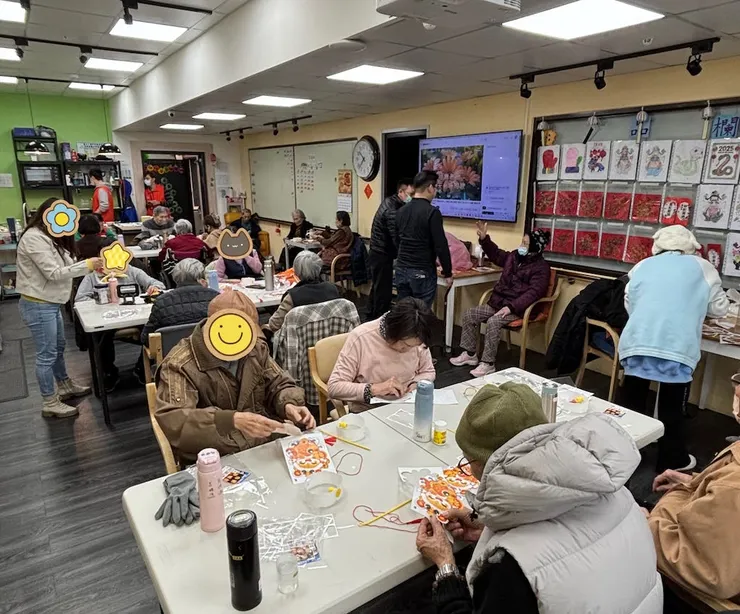 至桃園喜大人日照中心陪伴長者做燈籠