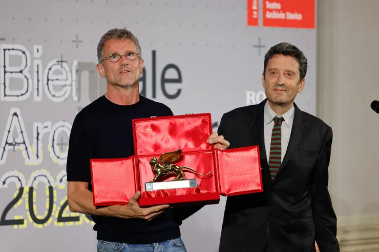 雙年展策展人 Carlo Ratti （左）呈現金獅獎獎杯。Ph：Jacopo Salvi Courtesy of La Biennale di Venezia