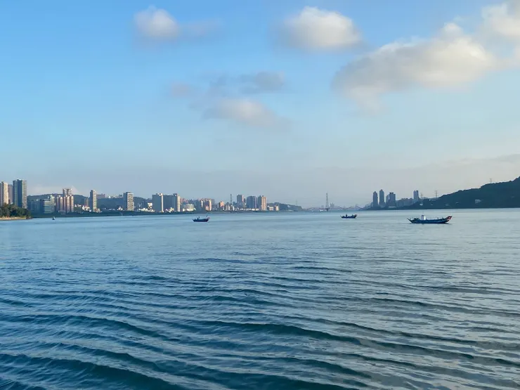 那天下午我先去你熟悉的地方散步，天氣很好但我卻一個人傷心的走著