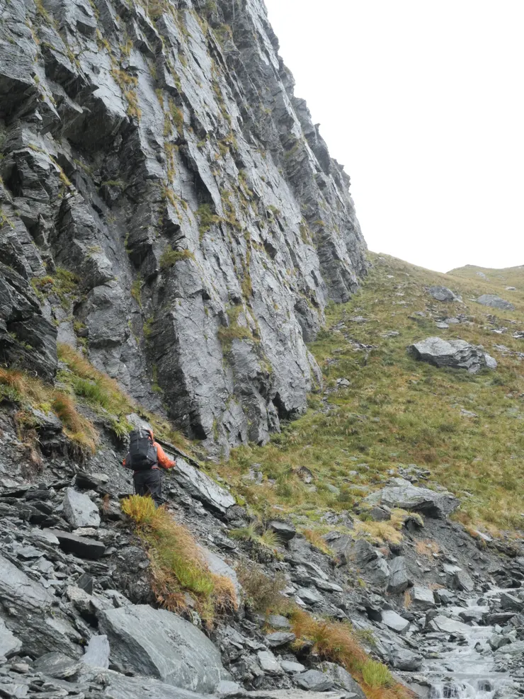 上鞍部前的最後爬升,在雨天行走更要小心碎石滑坡。