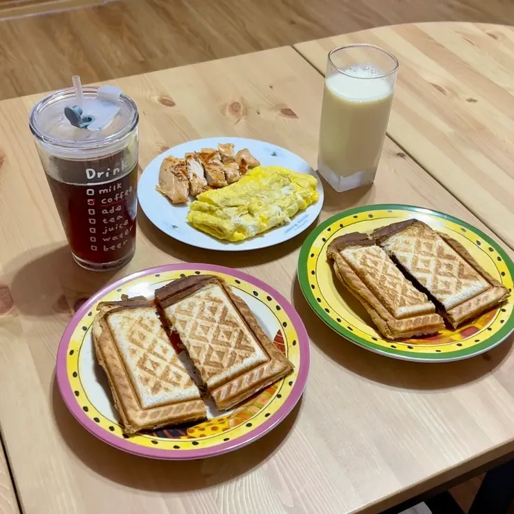 某個休假日準備的早餐（熱壓吐司機的模具也是好難洗的東西呀）