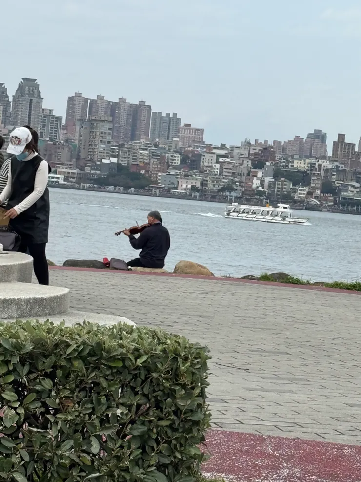 2026/02/19 河畔有人在拉樂器