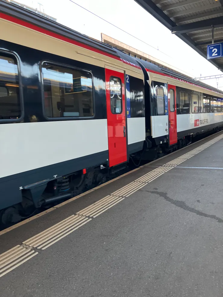 班次很密集，不要跑錯月台就好