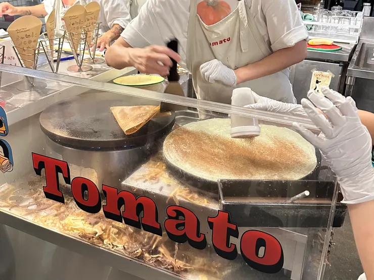 即叫即製的可麗餅,大家同時炮製不同的訂單。