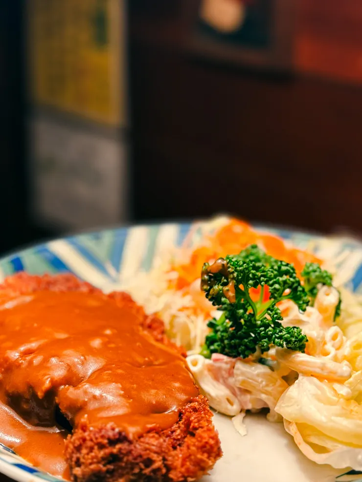 豬排套餐厚實的炸豬排配上通心粉和生菜沙拉，不僅解膩，份量也很足夠。（Photo by @baithi840824）