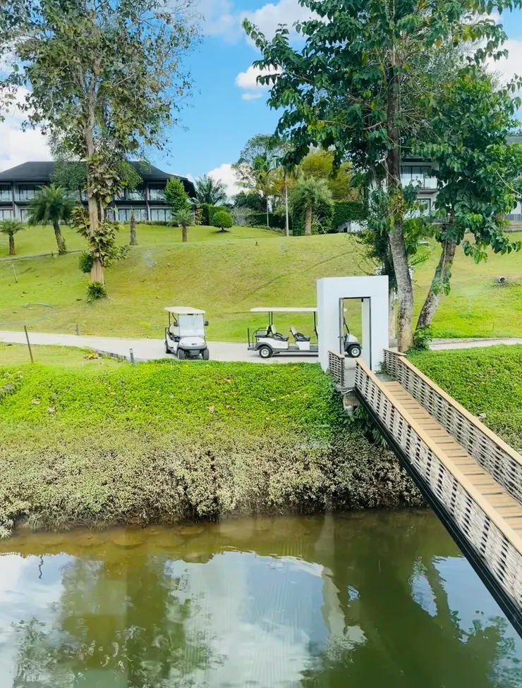 從樓梯轉台的落地窗望出去　視野也好美