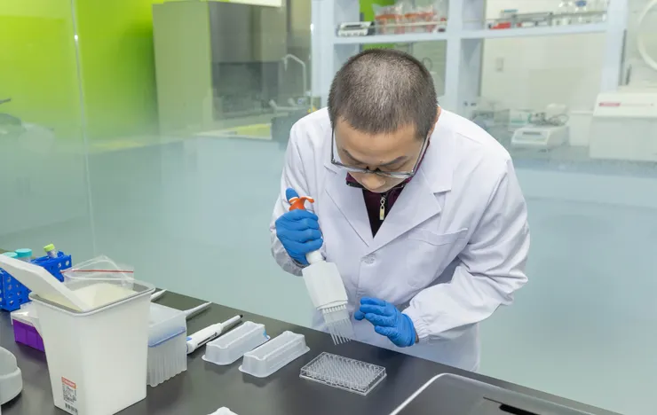 圖說：生技產業人才面臨供需失衡挑戰，業者點出「高階與跨領域整合人才」的招募與培育，已成為影響創新研發與競爭力的核心關鍵。（資料來源：偉喬生醫）