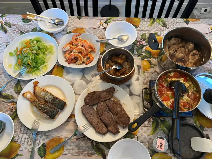 前一天住飯店沒冰箱食材放車子，遇到下雪變成天然冰箱。到民宿全部一起煮好放肚子。