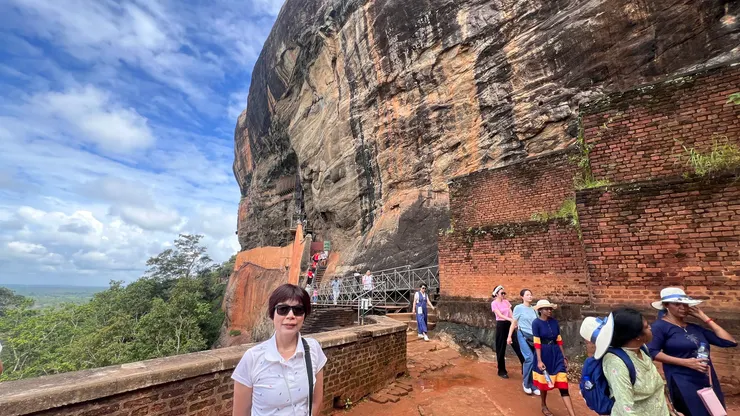 參觀完壁畫出口方向。後方可見咖啡色的舊棧道，新設置有扶手較堅固的棧道。