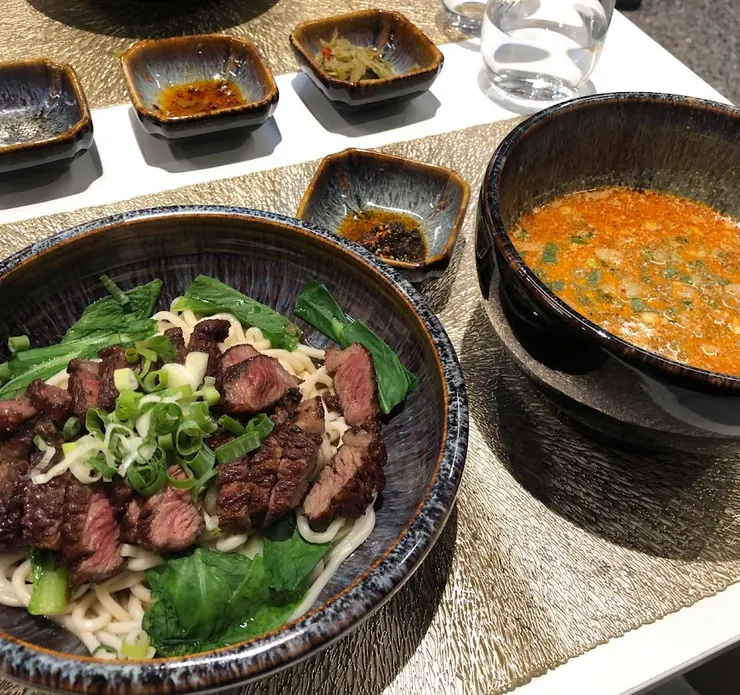 類似沾麵的方式 口味濃郁 在台灣是很少見的牛肉麵呈現方式