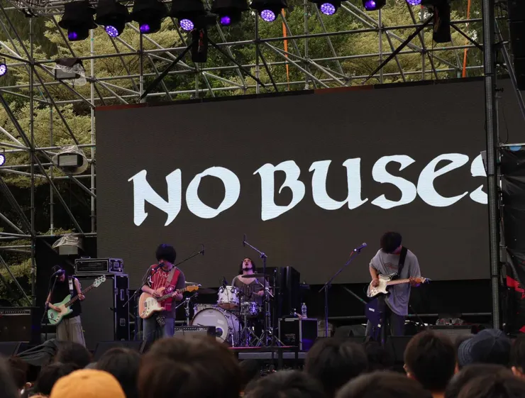 以奇葩著稱的日本樂團No Buses於飛翔舞台演出