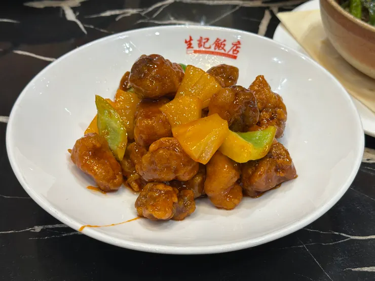 菠蘿生炒骨：馳名菜式沒有失望！還可以吃得出拔絲效果，外皮香脆再包著酸甜汁，吃出啖啖滋味，但份量還是比想像中少