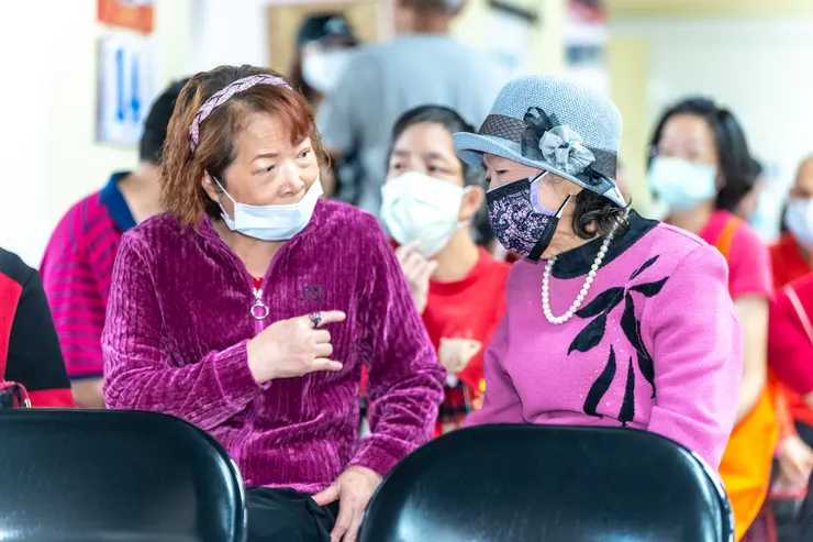 家長彼此交流，分享照顧經驗。