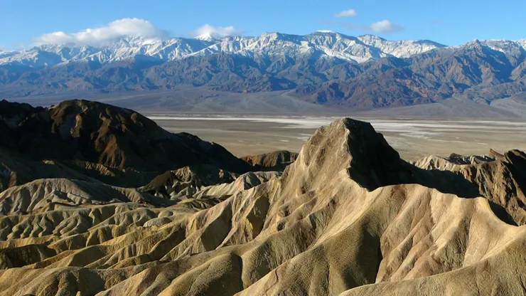Zabriskie Point：死亡谷的標誌性景觀，也是觀賞日出和日落的最佳地點。