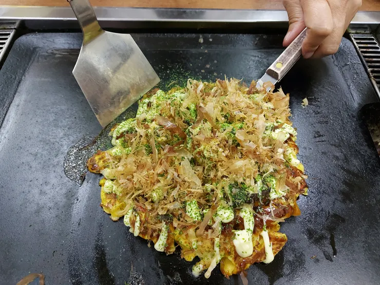 拿著小鏟吃牡蠣燒