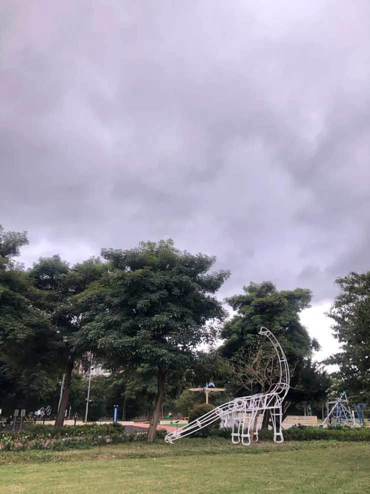 河堤公園的藝術裝置-線條感的恐龍