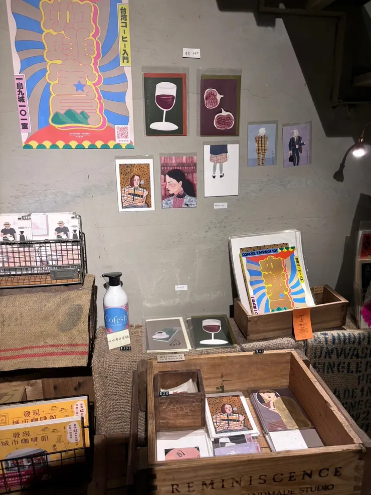 Congrats Café現場有販賣盧琪婷Chita Lu作品明信片。