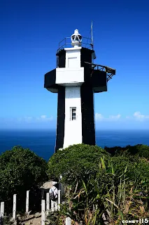 黑白相間條紋的基隆島燈塔