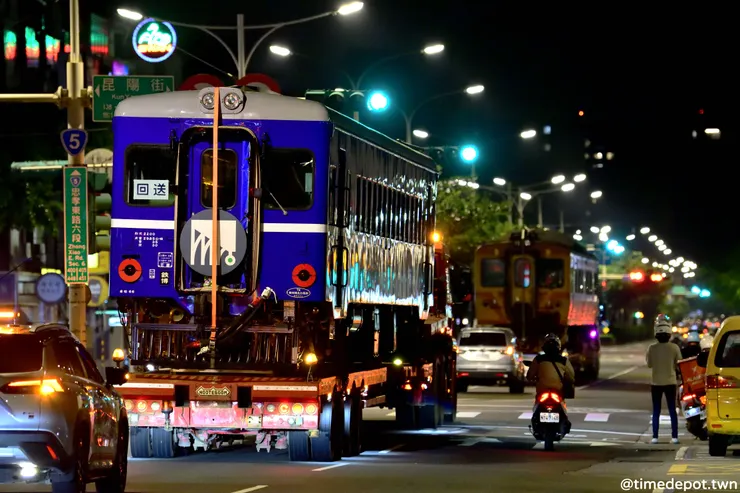 DR2203號藍寶寶與DR2800型自強號一同走在忠孝東路,往鐵道博物館保存路上邁進