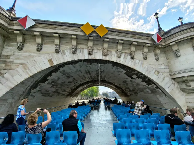 【船行河中左顧右盼指點建築橋樑！遊船正穿越巴黎新橋（Pont Neuf）拱門，但新橋是巴黎現存最古老的橋樑。】
