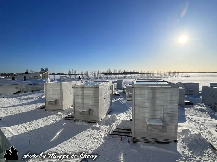 排列整齊的現代風格木屋依雪地而建,每棟都有專屬編號。這裡是Kemi著名的冰雪住宿區,讓旅人能在玻璃屋中仰望極光、靜賞雪景。晴朗的藍天下,整片冰封湖面與純白森林,畫出極地旅行最極致的寧靜。