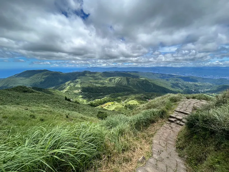 終於看到正常的路(石階)了