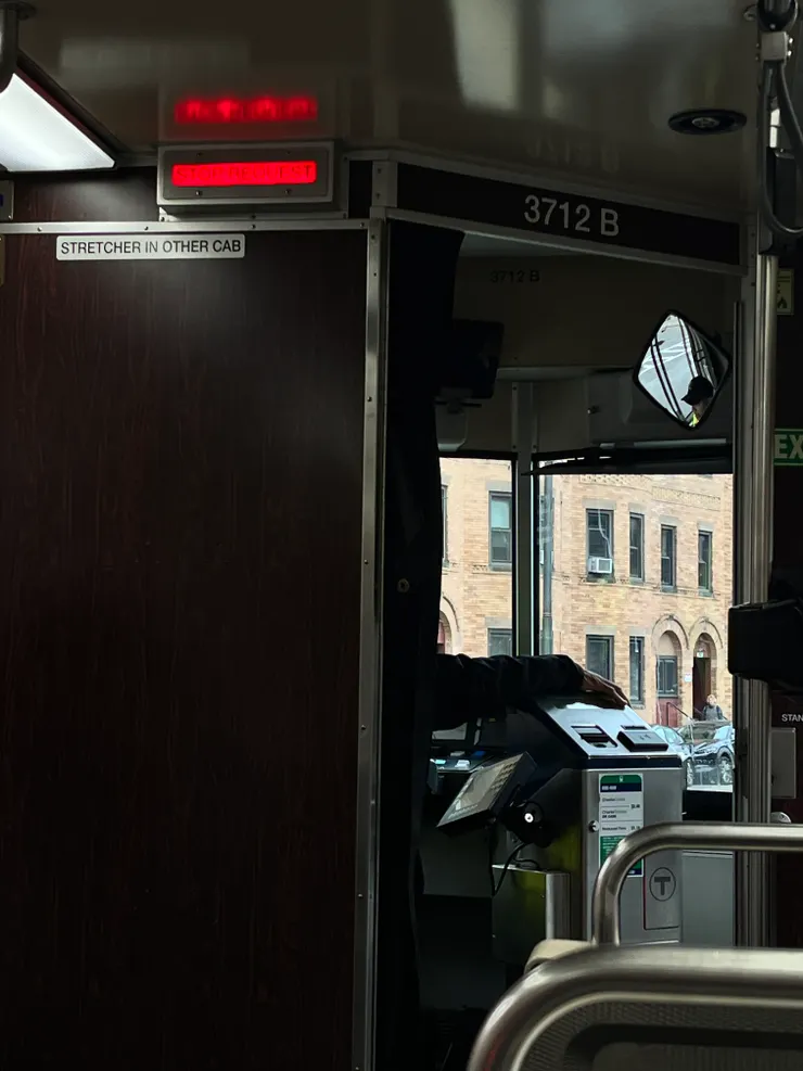 司機後方顯示STOP REQUEST的紅燈亮起，就是已經有人按了下車鈴