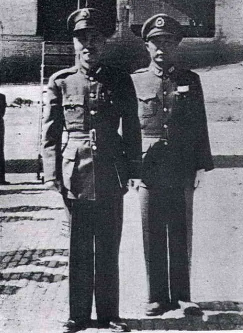 蔣中正（前左）與李彌（後右）在臺北。翻攝自覃怡輝著《金三角國軍血淚史》