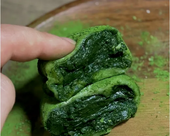 切開展示的抹茶卡士達大福