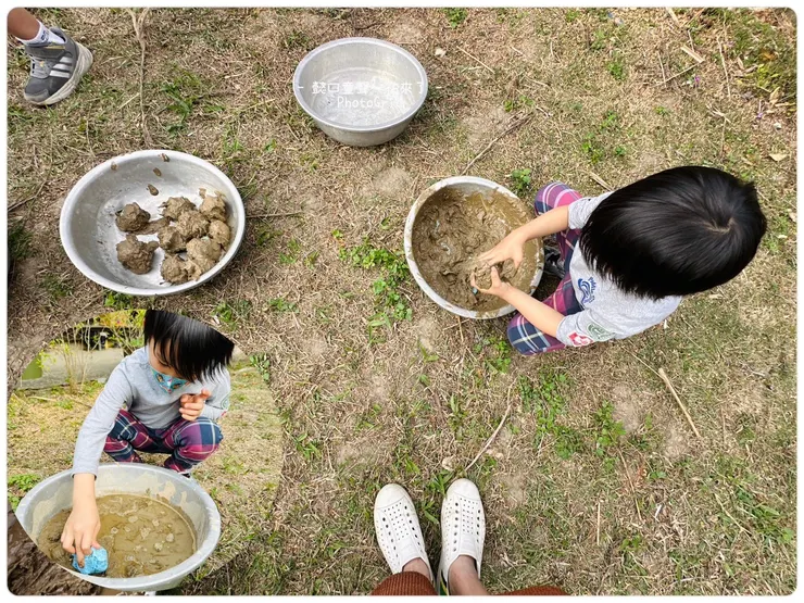包裝即將下土窯的雞蛋，包上紙張並滾上泥土。